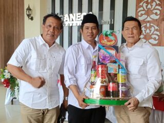 Mensesneg Prasetyo Hadi Bagikan Parcel Lebaran Melalui Pengurus Partai Gerindra DPC Purworejo