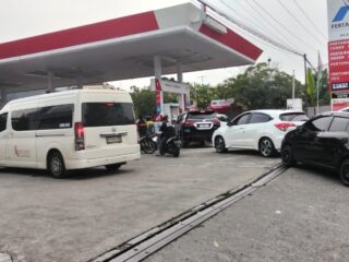 Isu Penyesuaian dan Pembatasan BBM Picu Antrean Kendaraan di Sejumlah SPBU Semarang