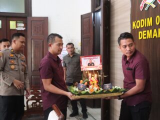 Kapolres Demak Beri Kejutan Ulang Tahun Dandim, Pererat Sinergitas TNI-Polri
