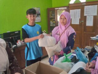 SMPN 2 Karangtengah Bersama RAPI Demak Dirikan Dapur Kemanusiaan untuk Korban Banjir