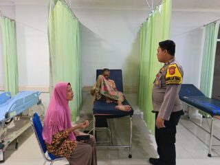 Polisi Bantu Lansia Hidup Sendiri di Pangandaran Dapatkan Perawatan Medis