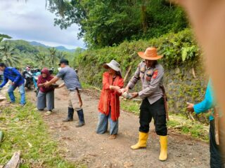 Sinergi Warga dan Aparat, Jembatan Sementara Dibangun Usai Banjir Putus Akses di Garut
