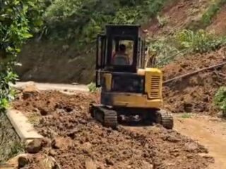 Jalur Wangunjaya Garut Tertutup Longsor Susulan, Pembersihan Dikebut dengan Alat Berat