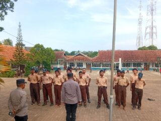 Upaya Edukasi Pelajar, Polsek Cikelet Sosialisasikan Bahaya Kenakalan Remaja di SMPN 1 Cikelet