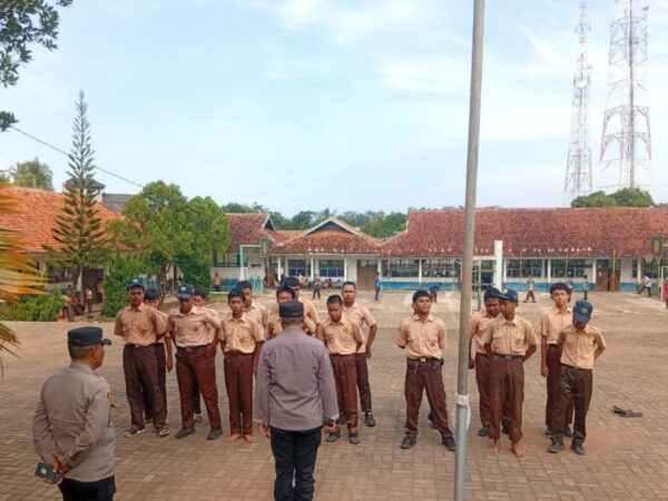 Upaya Edukasi Pelajar, Polsek Cikelet Sosialisasikan Bahaya Kenakalan Remaja di SMPN 1 Cikelet