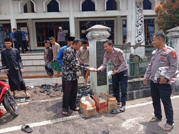 Polsek Bungbulang Tebar Kepedulian Lewat Aksi Jumat Berbagi di Masjid Al-Hidayah