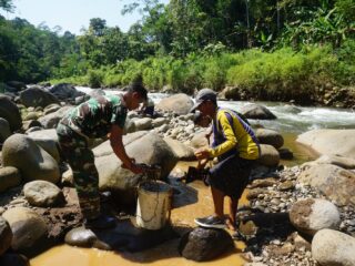 Babinsa Koramil Bandar Gotong Royong Bersama Warga Siapkan Material Pondasi Jembatan Garuda