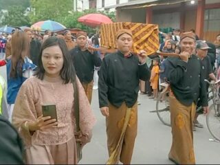 Warga Sugihmanik Lestarikan Tradisi Apitan Lewat Kirab Pusaka Sunan Kalijaga