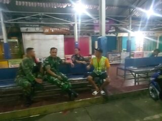 Jaga Kondusivitas, Babinsa Koramil 14 Jatisrono Patroli Malam Bareng Linmas di Titik Vital