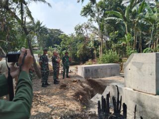 Danrem 072/Pamungkas Dampingi Aster Kasad Cek Progres Jembatan Gantung Garuda di Kulon Progo