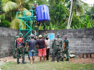 Satgas TMMD dan Warga Gotong Royong Pasang Penampungan Air Sumur Bor di Padukuhan Senden