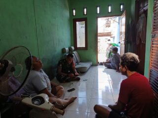 Perkuat Kemanunggalan, Babinsa Serengan Laksanakan Komsos dengan Warga Bergolo