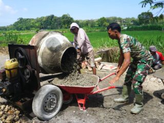 Emak-emak Sidorejo Bergotong Royong Bersama Satgas TMMD Selesaikan Rabat Beton Jalan