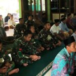 Satgas TMMD Kulon Progo Sholat Jumat Bersama Warga Senden