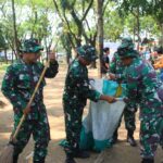 Wujud Kemanunggalan TNI-Rakyat Satgas TMMD Ke-128 Kodim Sragen dan Warga Gelar Gotong Royong Bersihkan Taman Harmoni