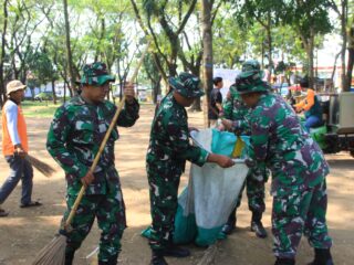 Wujud Kemanunggalan TNI-Rakyat Satgas TMMD Ke-128 Kodim Sragen dan Warga Gelar Gotong Royong Bersihkan Taman Harmoni