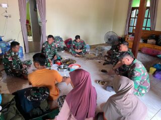 Sertu Nurdin Jadi “Master Chef” Satgas TMMD, Sajikan Masakan untuk Anggota dan Warga Sekitar Barak Semang