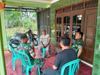 Suasana Akrab Warnai TMMD di Pelemgadung, Danramil Karang Perkuat Kebersamaan dengan Warga