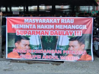Warga Riau Pasang Spanduk Minta Hakim Hadirkan Suparman Daulay di Sidang Korupsi Abdul Wahid