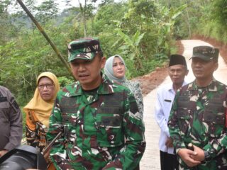 Kasrem 072/Pamungkas Tinjau Hasil TMMD Sengkuyung Tahap II di Desa Tleter Temanggung