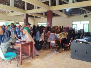1.118 KPM di Kalurahan Sumberwungu Terima Bantuan Beras dan Minyak Goreng dari Bulog