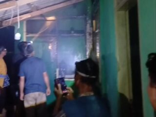 Diduga Korsleting Listrik, Kebakaran Nyaris Hanguskan Kantor KUA Mekarmukti Garut