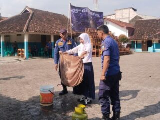 Damkar Bungbulang Bekali Siswa SMP PGRI Caringin Pengetahuan Tanggap Darurat Kebakaran