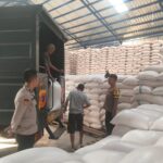 Polsek Caringin Dampingi Penyaluran 4 Ton Jagung Petani ke Bulog, Perkuat Cadangan Pangan Nasional
