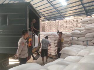 Polsek Caringin Dampingi Penyaluran 4 Ton Jagung Petani ke Bulog, Perkuat Cadangan Pangan Nasional