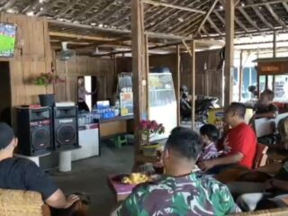 Anggota Kodim 0730/Gunungkidul Gelar Nobar Piala Dunia 2026 Bersama Masyarakat, Bangun Keakraban di Wonosari
