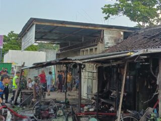 Kebakaran Bengkel Las di Randusari Boyolali, Polisi dan Damkar Sigap Lakukan Penanganan