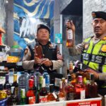 Tanggapi Laporan Warga, Sat Samapta Polres Demak Amankan 56 Botol Miras dan 3 Galon Bahan Es Moni di Wonosalam