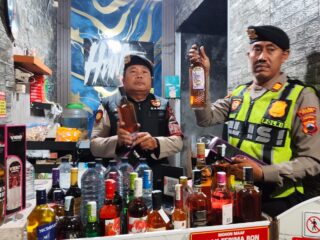 Tanggapi Laporan Warga, Sat Samapta Polres Demak Amankan 56 Botol Miras dan 3 Galon Bahan Es Moni di Wonosalam