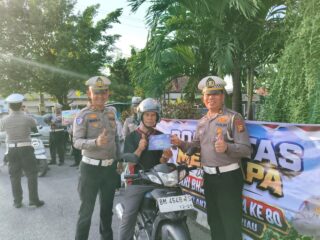 Polantas Riau Gencarkan Edukasi Keselamatan, Pengendara Dapat Helm SNI Gratis