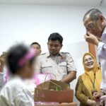 Amsakar Achmad Tinjau Korban Kekerasan Anak di RSUD Embung Fatimah, Tegaskan Komitmen Perlindungan dan Pendidikan