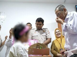 Amsakar Achmad Tinjau Korban Kekerasan Anak di RSUD Embung Fatimah, Tegaskan Komitmen Perlindungan dan Pendidikan