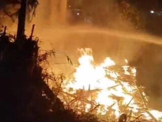 Diduga Lupa Mematikan Tungku, Rumah Panggung di Bungbulang Hangus Dilalap Api