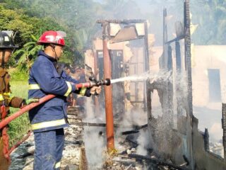 Diduga Korsleting Listrik, Kebakaran Hanguskan Rumah Warga di Desa Gunamekar, Damkar Bergerak Cepat Padamkan Api
