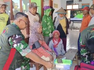 Koramil 08/Ponjong Satukan Warga Lewat Nobar Bola dan Layanan Kesehatan Gratis