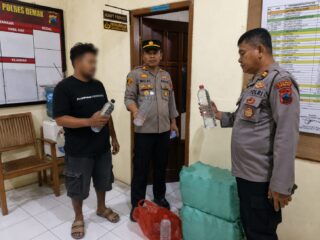 Razia Pekat di Karangawen, Polsek Sita 130 Botol Arak Diduga Bahan Baku Es Moni