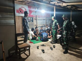 Jaga Kondusifitas Wilayah, Babinsa Koramil Tirtomoyo Gelar Patroli Malam Bareng Linmas