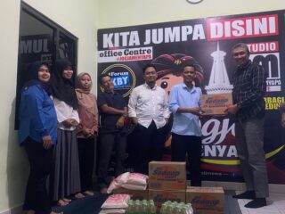 Polda DIY Gandeng Komunitas Jogja Menyapa Salurkan Bantuan Sembako untuk Warga Kurang Mampu