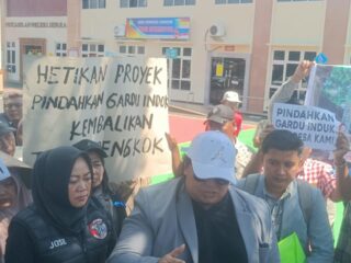 Gelar Aksi di PN Jepara, Warga Tunggul Pandean Minta Proyek Gardu Induk Dihentikan Sementara