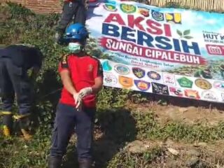 Sambut HUT ke-81 RI, Ratusan Relawan Bersihkan Sungai Cipalebuh Garut