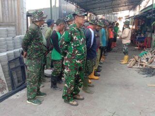 Kejar Target 100 Persen, Satgas TMMD Bersama Warga Kebut Bongkar Bekisting dan Ratakan Tanah di Serengan